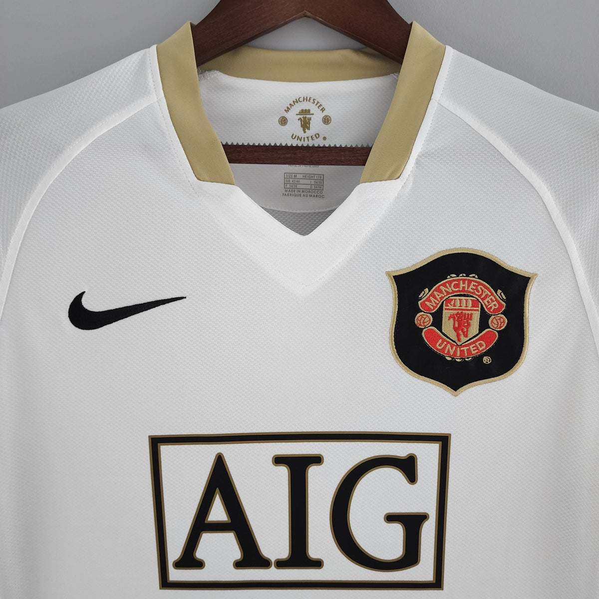 Manchester United 2006-07 Away Retro Jersey – Nike White Gold AIG Ronaldo Rooney Giggs Scholes Ferdinand Vidic Sir Alex Ferguson Fan Version Football Shirt